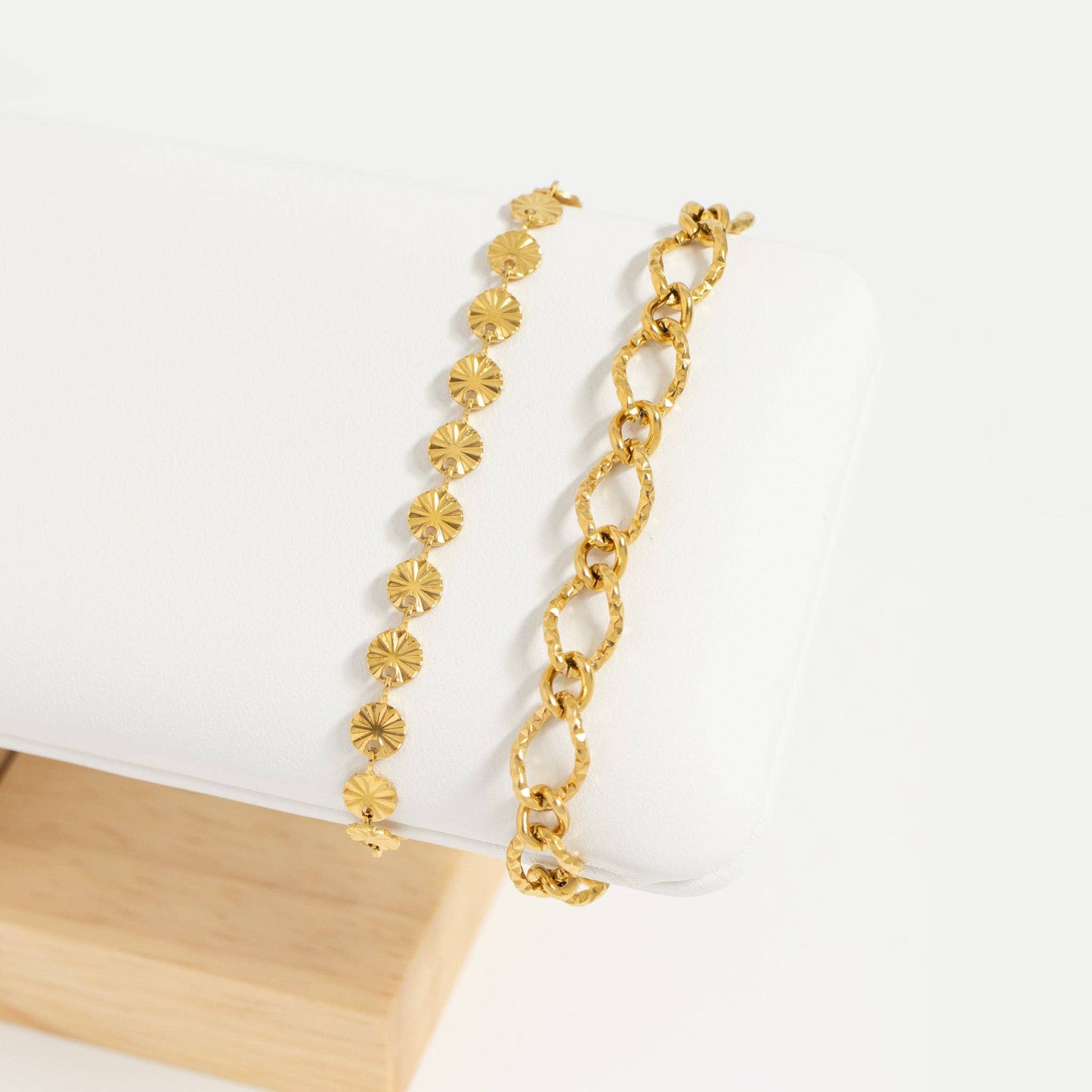 18K Gold PVD Stainless Steel Hammered Oval Chain Bracelet: Gold