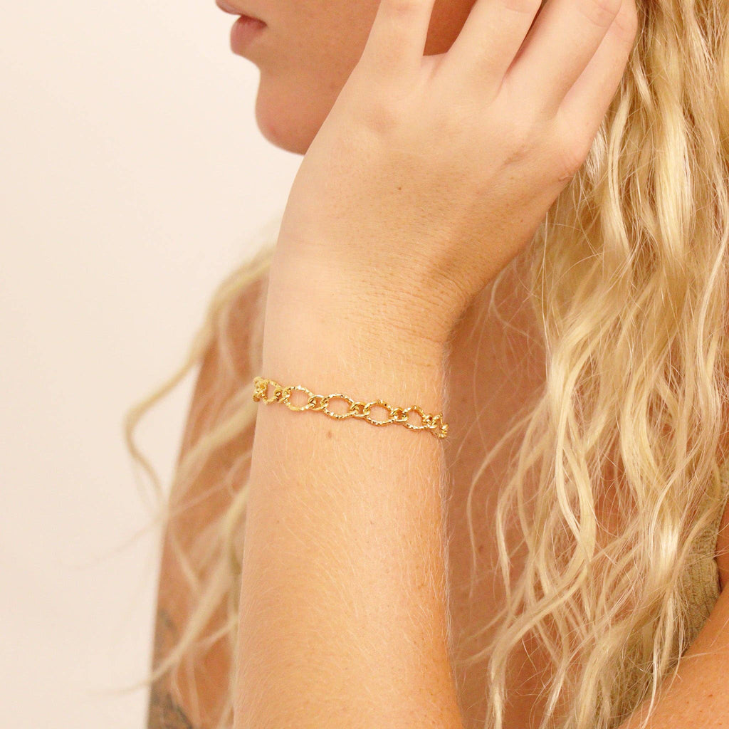 18K Gold PVD Stainless Steel Hammered Oval Chain Bracelet: Gold