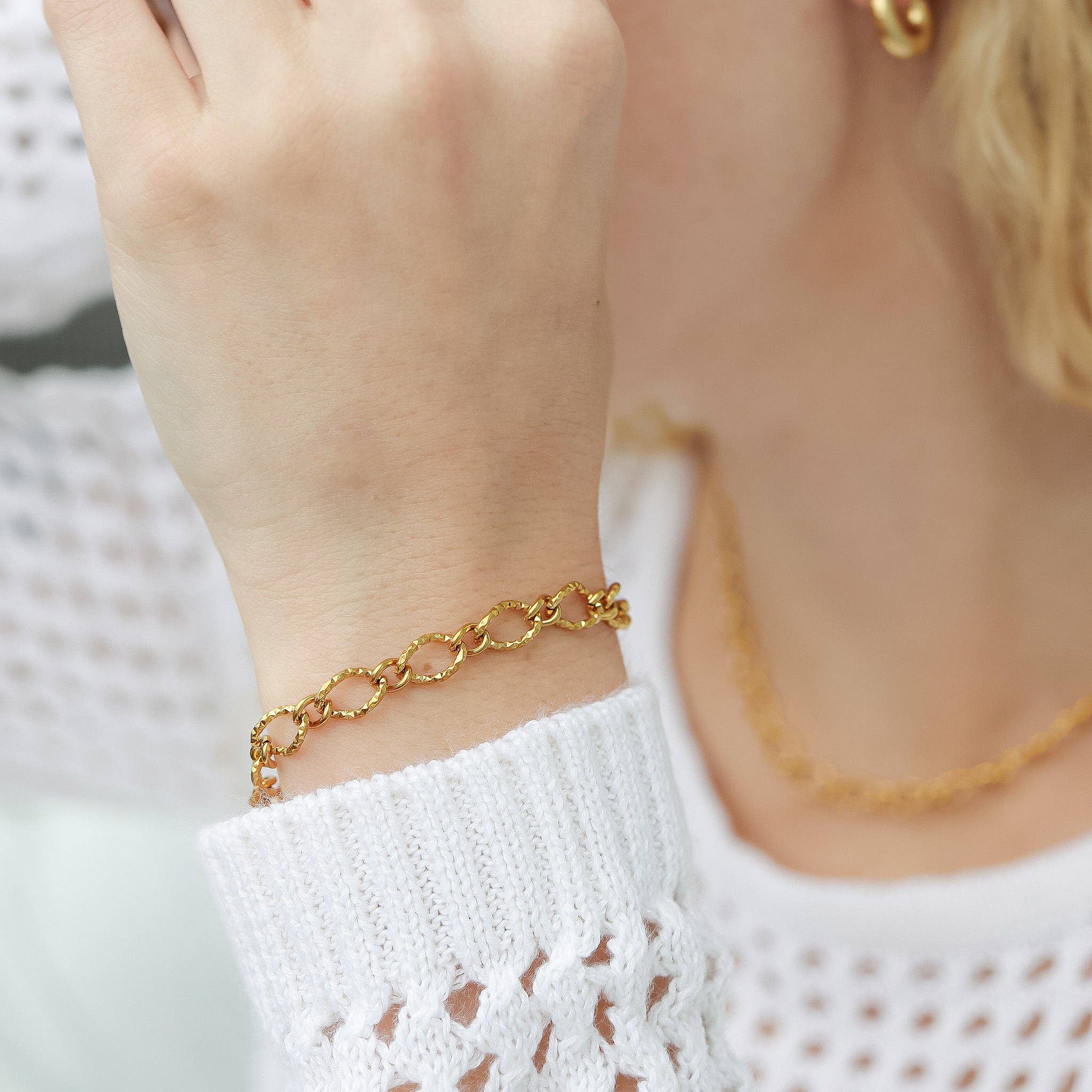 18K Gold PVD Stainless Steel Hammered Oval Chain Bracelet: Gold